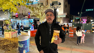 Rick Delgado nació en México pero vive hace años en El Paso. Y alaba al gobernador republicano de Texas y a Trump.