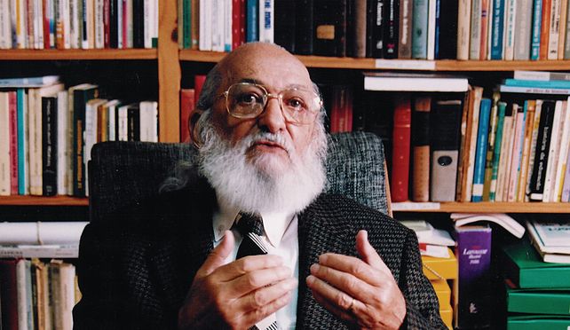 Arata recupera la figura de Paulo Freire y recuerda que el educador brasileño decía que no solo había que interpretar el mundo