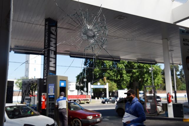 Desayunar en el camino de las balas: el después del ataque contra la YPF frente a Jefatura