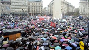 La lluvia en Capital Federal no pudo frenar el masivo acto y movilización contra los femicidios