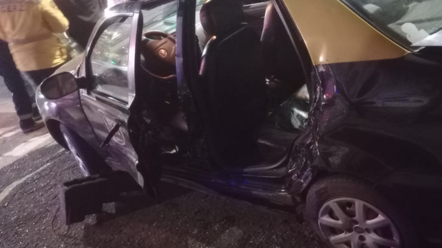 Choque de taxis  en Echesortu. El vehículo de donde fueron rescatadas dos mujeres. 