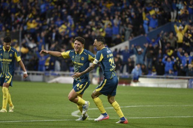 Ovando ya convirtió de cabeza y Di María se une al festejo. Central ganó un partido clave ante Argentinos Juniors.