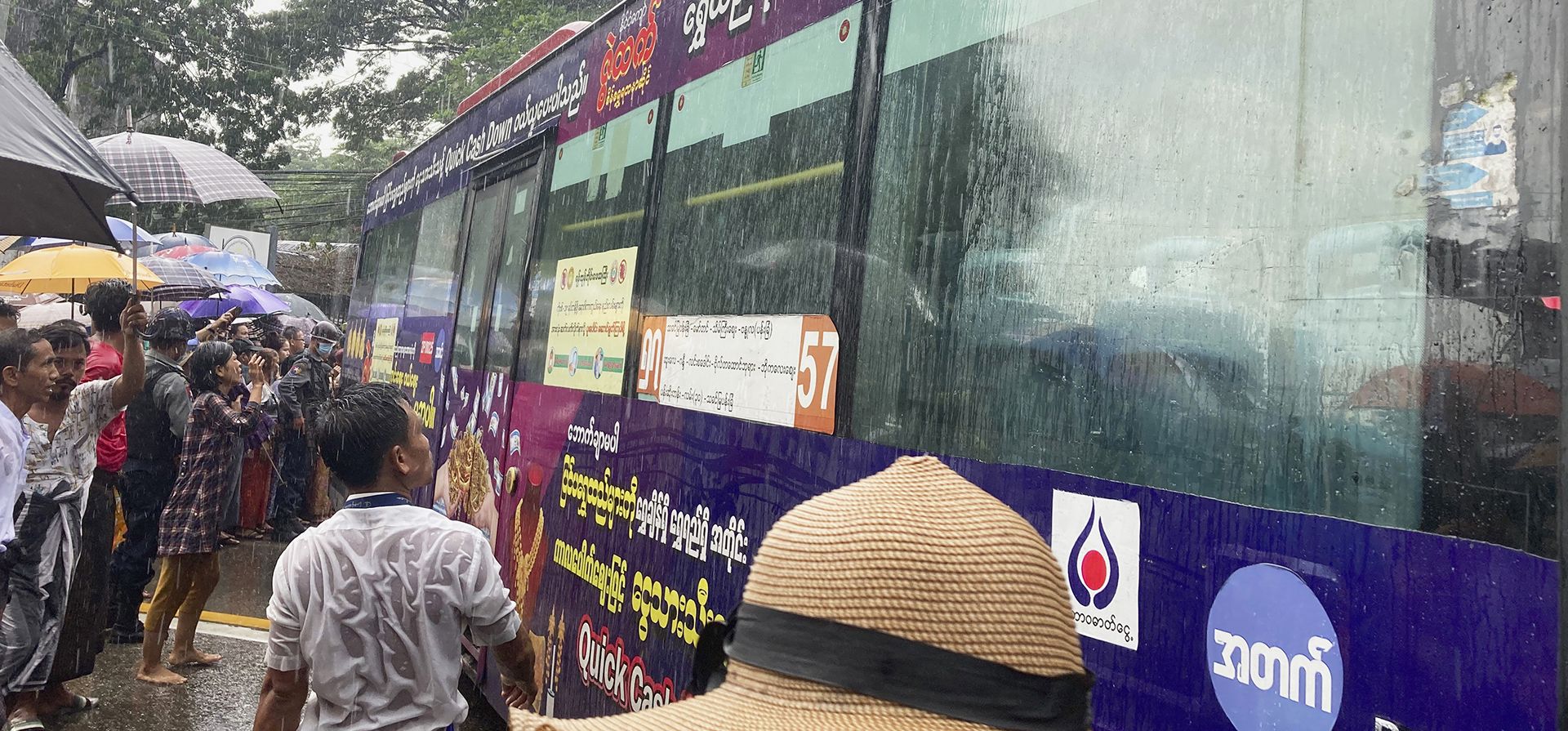 La gente busca a sus familiares y parientes en un autobús de prisioneros que fueron liberados de la prisión de Insein, el jueves 17 de noviembre de 2022 en Yangon, Myanmar. El gobierno controlado por los militares del país anunció el jueves que liberaría y deportaría a un académico australiano, un cineasta japonés, un exdiplomático británico y un estadounidense como parte de una amplia amnistía de prisioneros para conmemorar el Día de la Victoria Nacional del país.