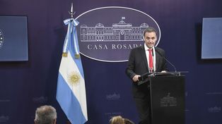 El vocero presidencial Manuel Adorni cargó contra el empresario Enrique Albistur que el gobierno va a caer entre marzo o abril.&nbsp; 