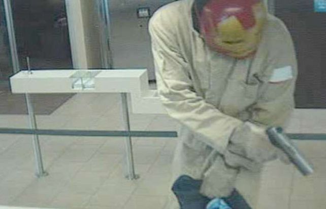 La imagen fue capturada por la cámara de seguridad del banco.