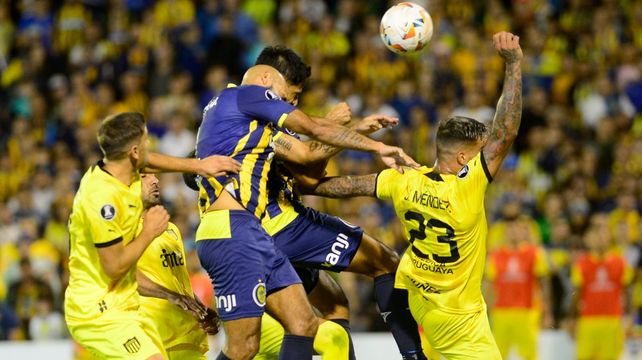 Con todo. Mallo y Quintana van con alma y vida a cabecear el córner de Malcorra. Será el gol del triunfo de Central sobre Peñarol.
