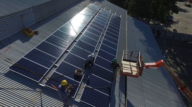 Solar. Los paneles están en el techo de los almacenes de Enersa.
