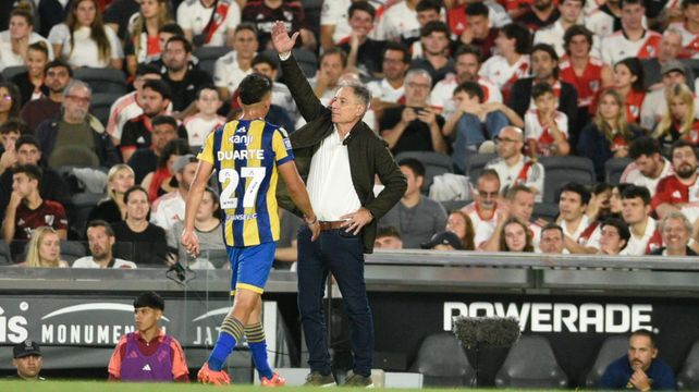 Las indicaciones de Ariel Holan en el Monumental. El técnico deberá mover el equipo de Central para enfrentar a Vélez.