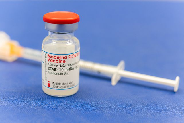 Moderna admite que será necesaria una tercera dosis de su vacuna contra el coronavirus