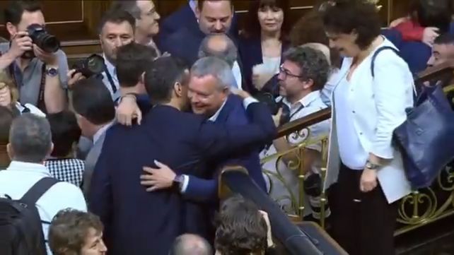 Los diputados españoles felicitan a Sánchez como nuevo jefe de gobierno