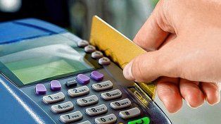 El Banco Central habilitó los pagos con tarjetas de débito en dólares
