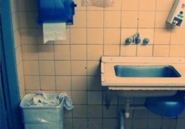Lo que no debemos hacer en un baño público