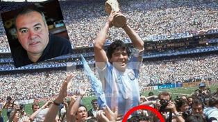 Una foto que recorrió el mundo: el santafesino que llevó a D10S en sus hombros