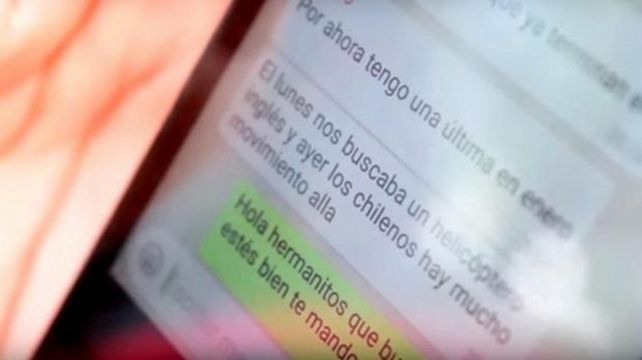 Busca explicación. Jésica Medina guarda en su celular el mensaje de su hermano: El lunes nos buscaba un helicóptero inglés y ayer los chilenos. Hay mucho movimiento allá.