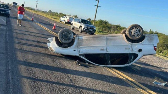 Un conductor perdió el control de su vehículo y volcó en la Ruta 12