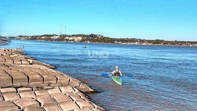 Este sábado 12 de junio kayakistas entrerrianos se pararon en la malla geotextil de protección del túnel subfluvial para fotografiar la bajante.