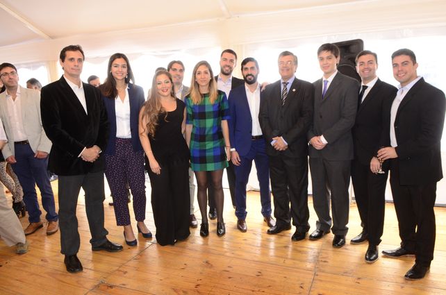 El equipo de cirugía celebran todos juntos.