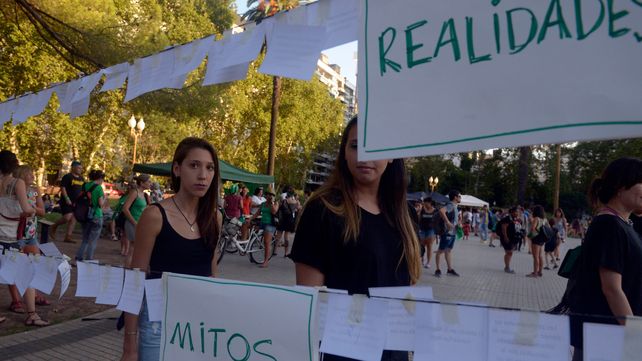 Pañuelazo por el aborto de grupos de mujeres en Rosario
