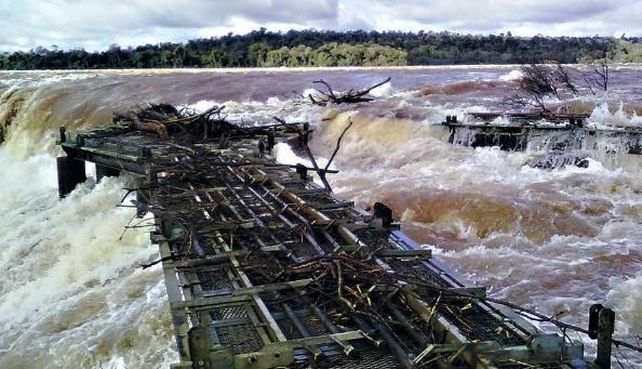 Impresionantes imágenes de las cataratas del Iguazú por la crecida del río