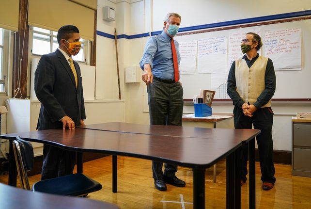 El alcalde neoyorkino Bill de Blasio (centro).