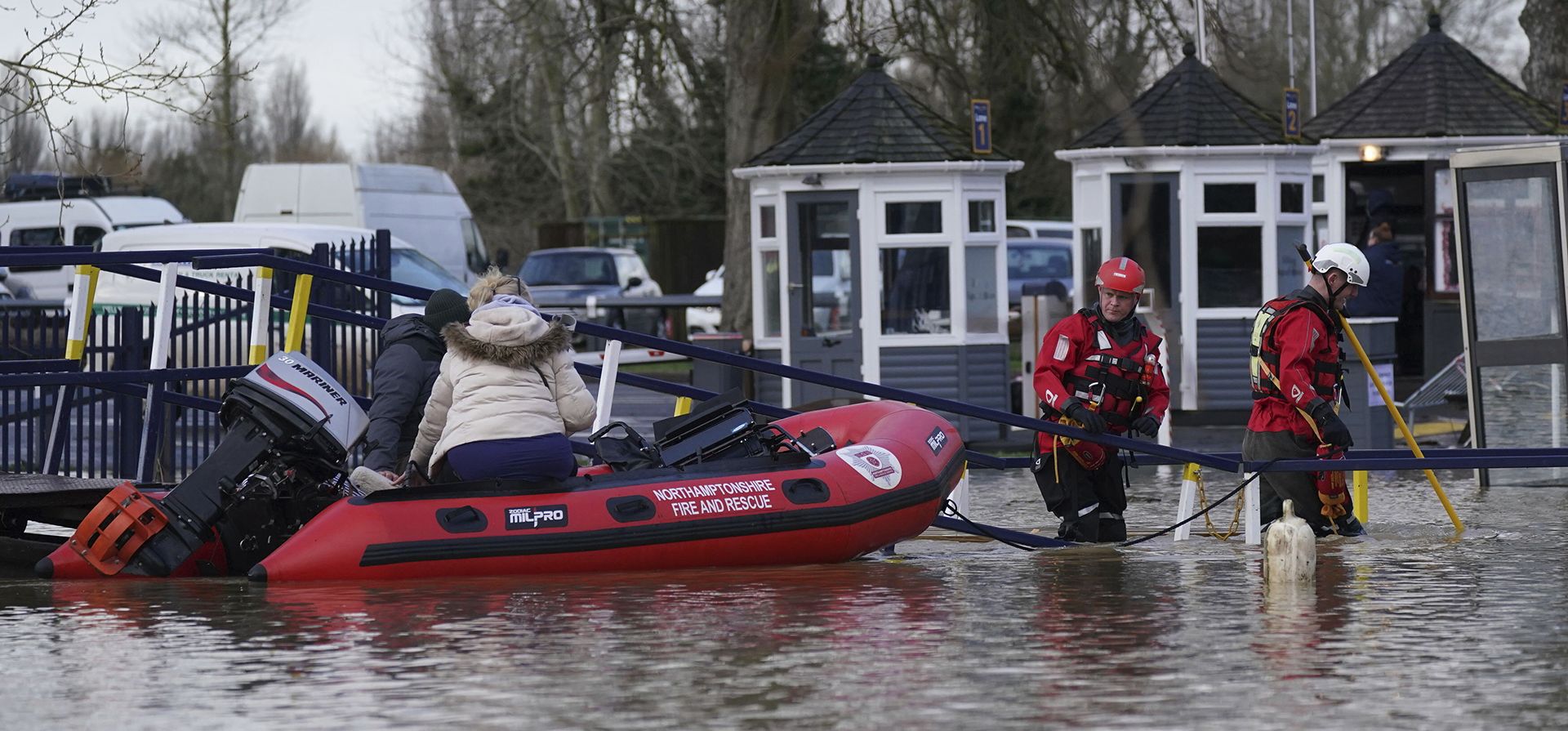 El servicio de bomberos y rescate de Northamptonshire rescata a personas de casas flotantes en el Billing Aquadrome en Northampton, Inglaterra, el miércoles 3 de enero de 2023. (Jacob King/PA vía AP) El servicio de bomberos y rescate de Northamptonshire rescata a personas de casas flotantes en el Billing Aquadrome en Northampton, Inglaterra, el miércoles 3 de enero de 2023. (Jacob King/PA vía AP)