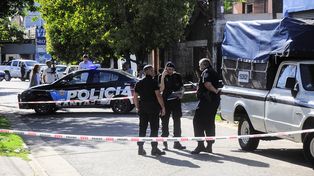 La mujer de 31 años que fue baleada cuando salía de su domicilio, quedó internada grave en el Heca.