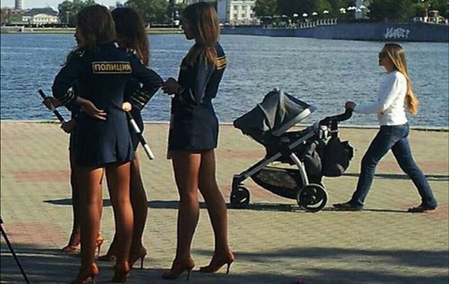 Un grupo de mujeres policías rusas exhiben sus sugestivos uniformes.