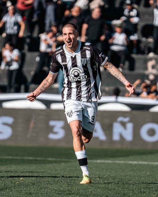 El Flaco Módica llevó sus goles de Central a Gimnasia y Esgrima de Mendoza.