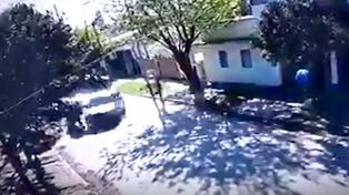 Video: la asaltan dos motochorros, la arrastran por la calle y es atropellada por un vecino