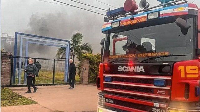 Voraz incendio dañó un salón para eventos en Paraná.