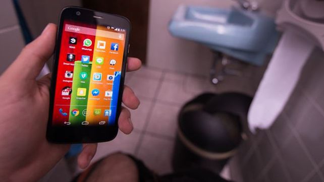 ¿Por qué no deberías usar WhatsApp en el baño?