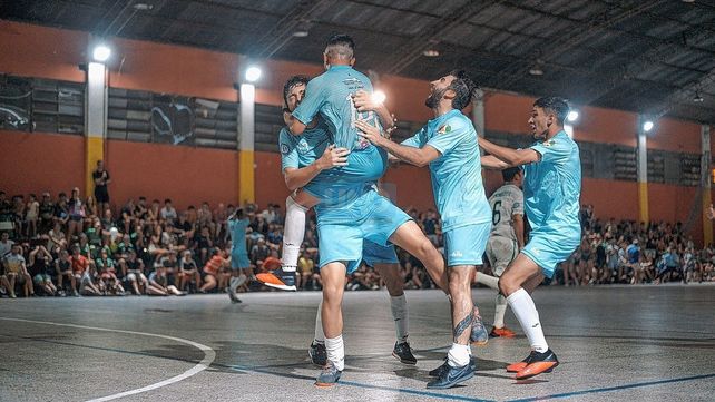 El festejó de los salonistas de Mariano Moreno tras el segundo gol del encuentro final.&nbsp; 
