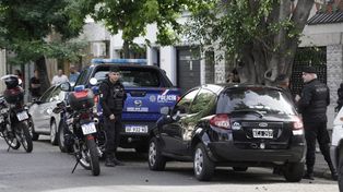 La policía desplegó un espectacular operativo en barrio Abasto.