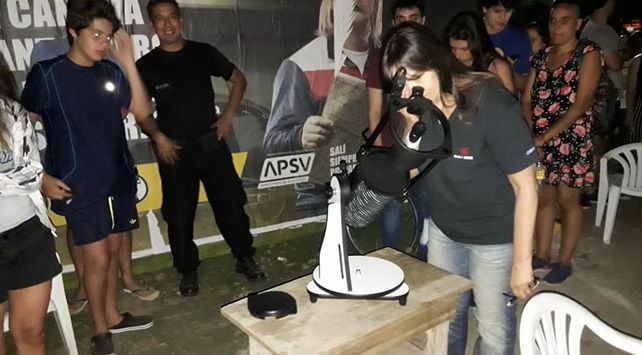 Más de 700 santafesinos pudieron ver el súper eclipse en la Costanera.&nbsp;