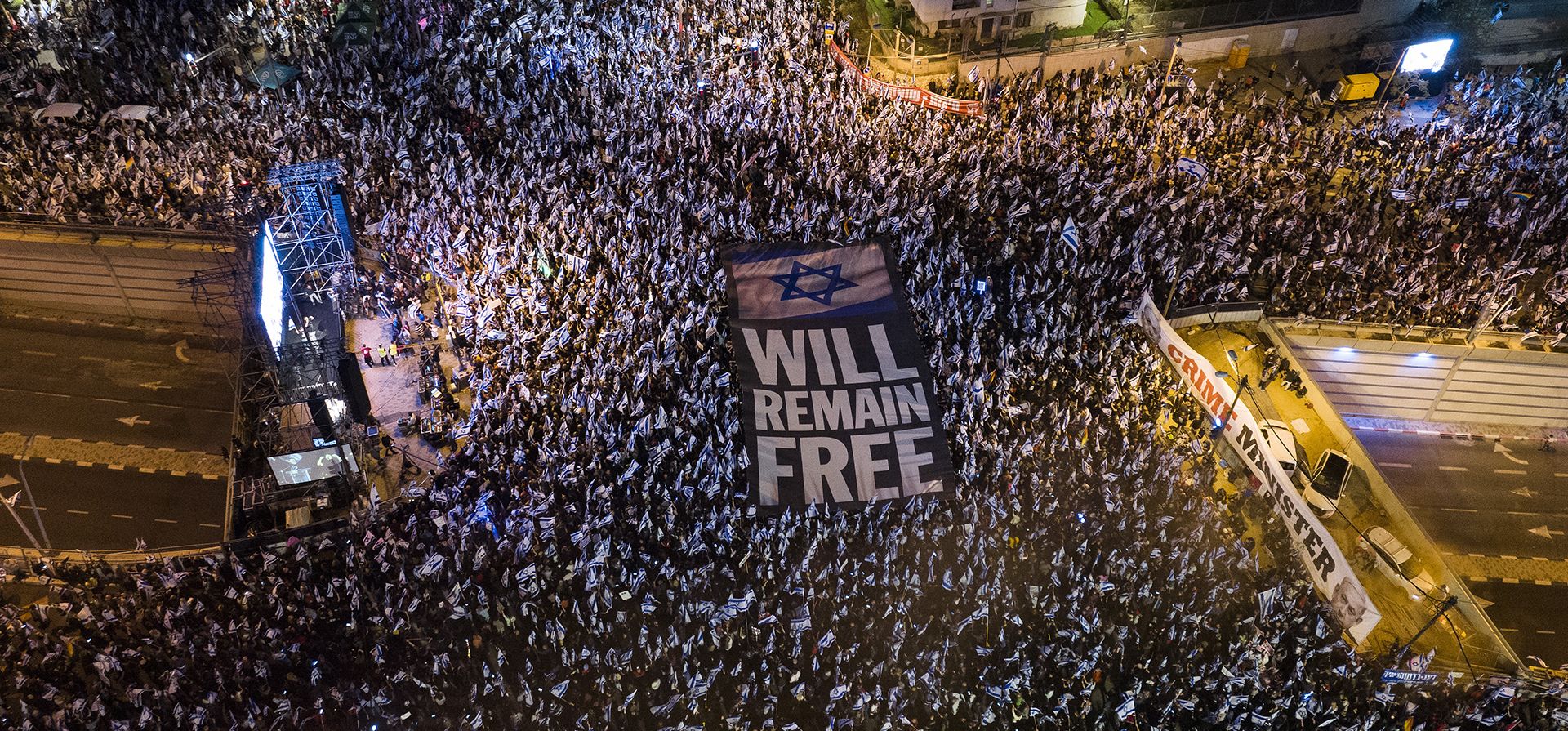 Decenas de miles de israelíes protestan contra los planes del gobierno del primer ministro Benjamin Netanyahu para reformar el sistema judicial en Tel Aviv, Israel, el sábado 15 de abril de 2023. (Foto AP/Oded Balilty)