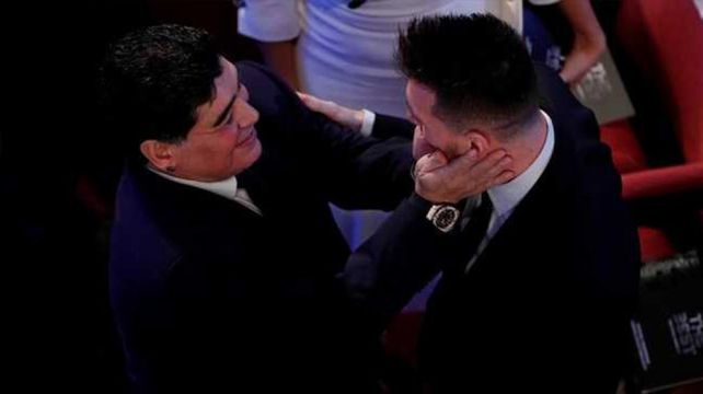 La historia del fútbol argentino en un solo abrazo La historia del fútbol argentino en un solo abrazo