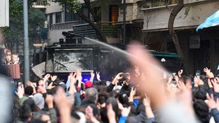 La Policía debió usar el camión hidrante