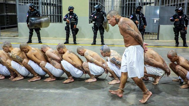 El Salvador: menos delitos, arrestos arbitrarios y pérdida de derechos