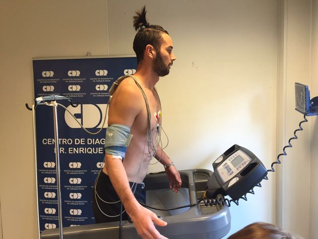 El exdelantero de Central pasó por un centro médico a hacerse la revisión. (Foto: @DonbalonAR)