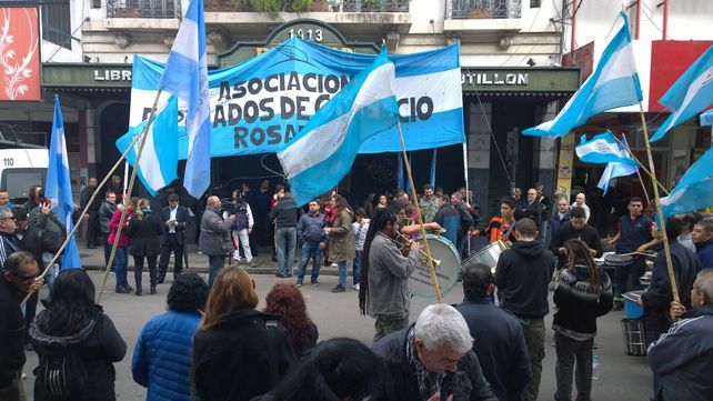 Los empleados de la histórica libería Bleger protestan por el vaciamiento del edificio
