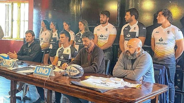Las autoridades del Club Estudiantes de Paraná efectúan la presentación de la camiseta oficial y alternativa. Foto: gentileza prensa CAE.