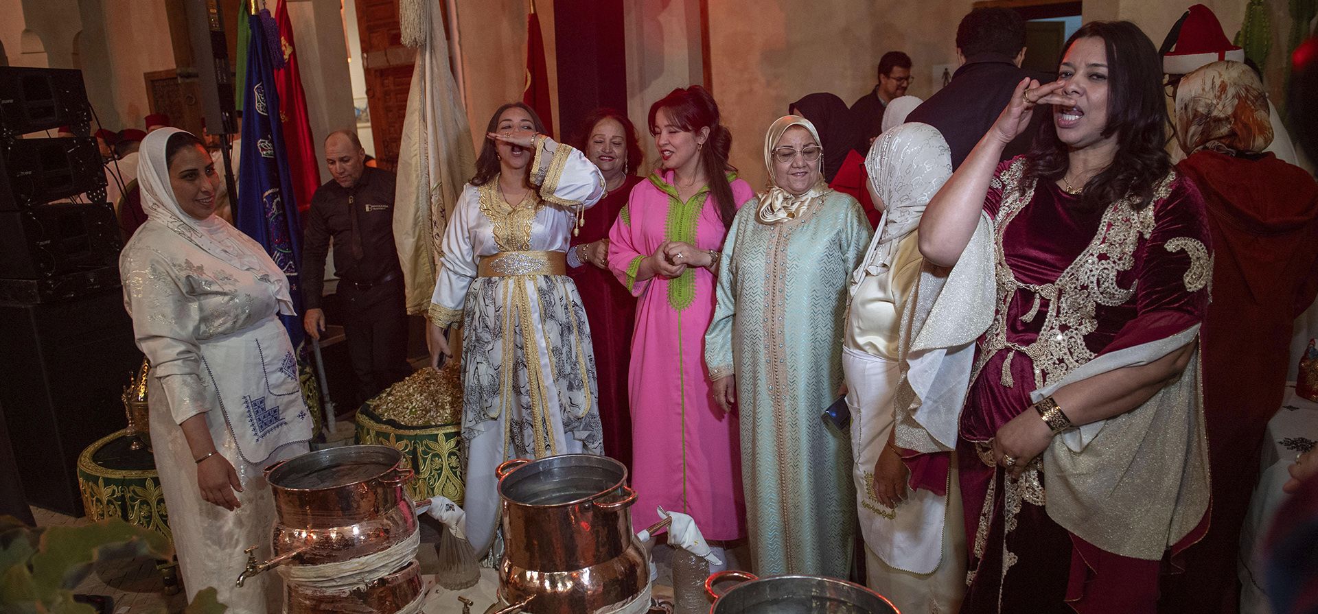 Las mujeres celebran después de destilar azahar en un centro cultural en Marrakech, Marruecos, el sábado 23 de marzo de 2024. Las ciudades marroquíes están anunciando la primavera de este año con azahar destilándolas utilizando métodos tradicionales. El agua de azahar se utiliza principalmente en pasteles marroquíes o en té de menta y se rocía sobre la cabeza y las manos en ceremonias religiosas. (Foto AP) Las mujeres celebran después de destilar azahar en un centro cultural en Marrakech, Marruecos, el sábado 23 de marzo de 2024. Las ciudades marroquíes están anunciando la primavera de este año con azahar destilándolas utilizando métodos tradicionales. El agua de azahar se utiliza principalmente en pasteles marroquíes o en té de menta y se rocía sobre la cabeza y las manos en ceremonias religiosas. (Foto AP)