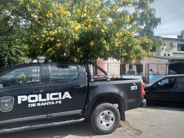 La policía frente a la casa de Batlle y Ordóñez al 200 donde ocurrió el femicidio de Sofía Noriega.