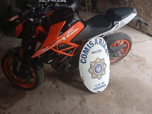 Pelea en Maciel. La moto en la que se desplazaba el agresor. La dejó abandonada en el lugar del hecho cuando advirtió la llegada de la policía
