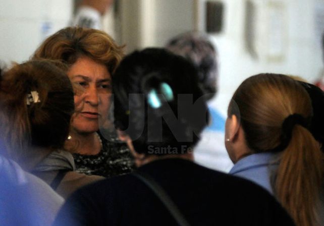 La gamilia y los amigos de Antonella que la acompañan en el hospital. / Mauricio Centurión.