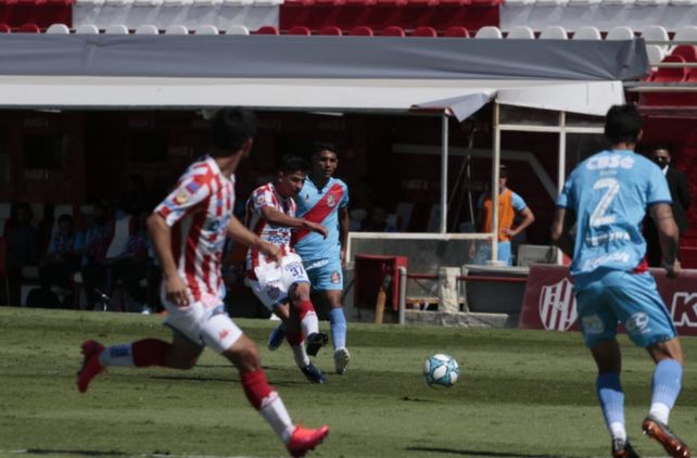 Lucas Esquivel debutó con la camiseta de Unión ante Arsenal.