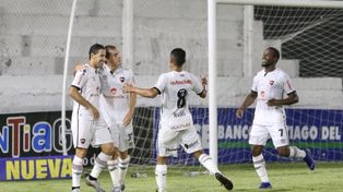 Venga ese abrazo. Maxi, Cacciabue y Ribero celebran el segundo gol rojinegro ante Central Córdoba. Lo hizo Nani, en contra.