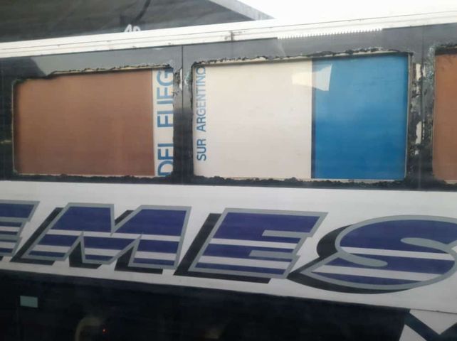 Un ómnibus viajó de Rosario a Rafaela con cartones en las ventanillas en lugar de vidrios