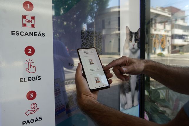 El método es muy simple: se escanea el código QR, se elige el producto y se paga por billeteras virtuales.