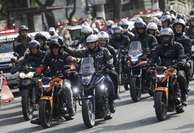 Presidente motoquero. Bolsonaro lidera la caravana de motos por las calles de San Pablo.